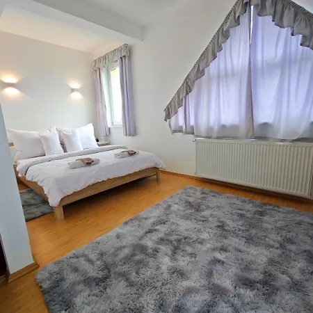Rooftop Apartman فندق *