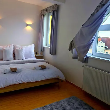 Rooftop Apartman فندق